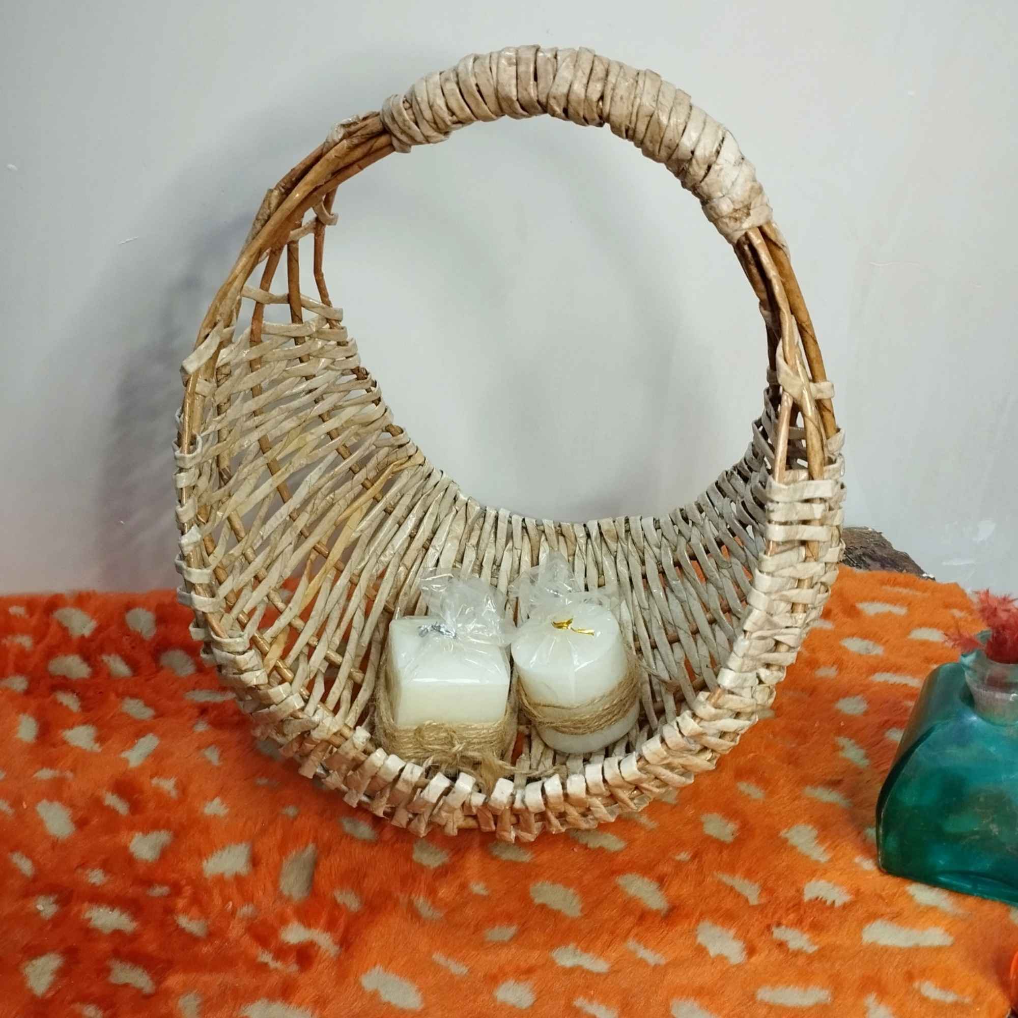 Panier en osier tissé à la main, design polyvalent avec poignées