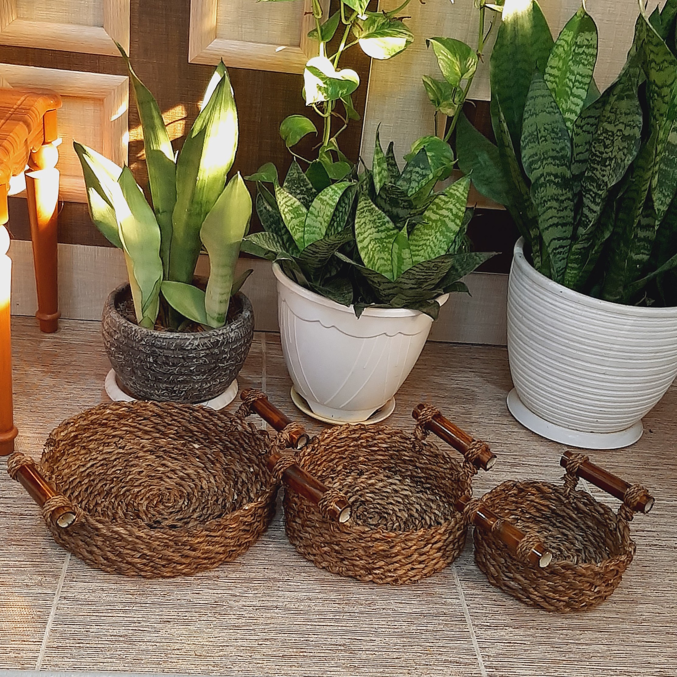 Panier en osier tissé à la main avec poignée en brun foncé