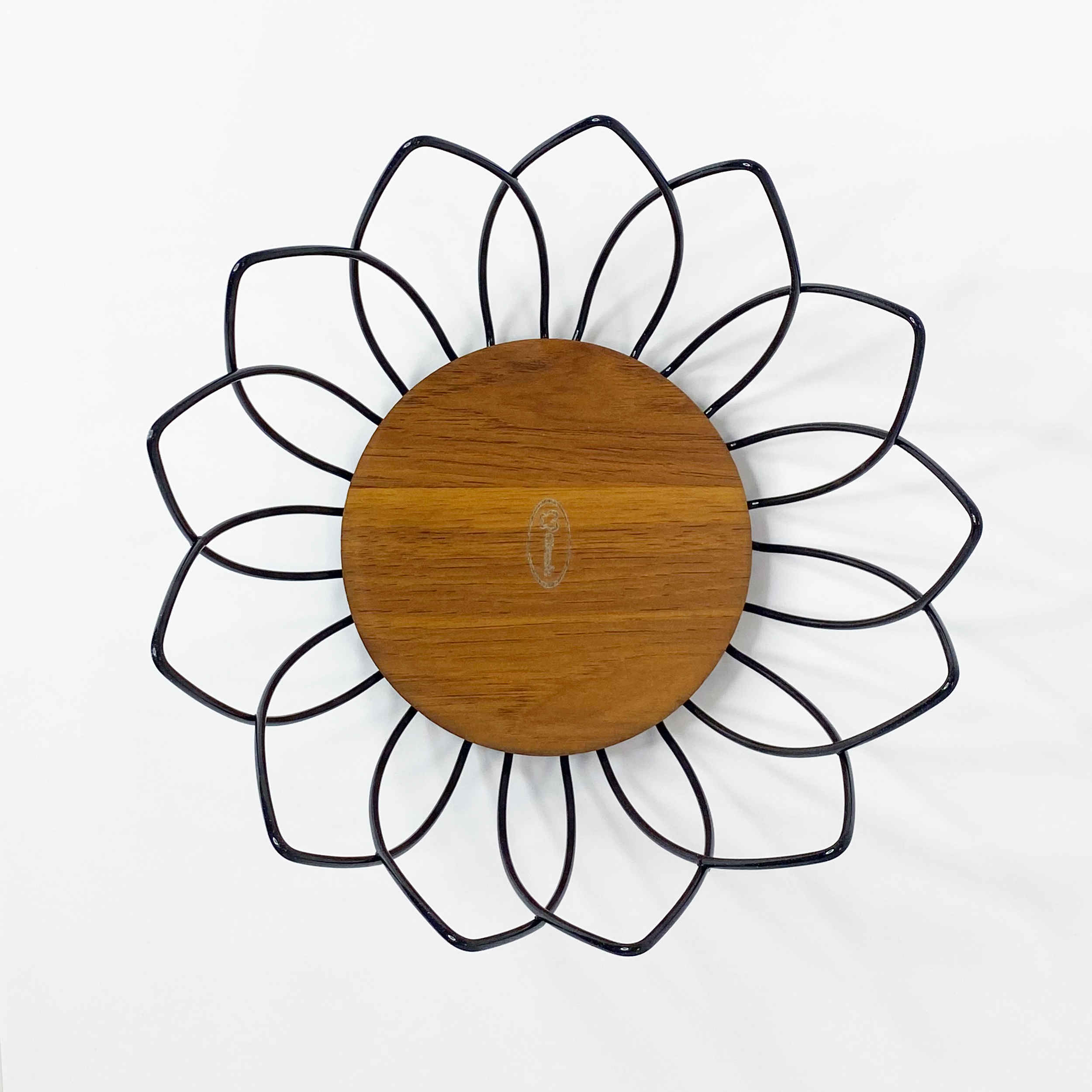 Panier à fruits en fil métallique avec base en bois naturel et design tulipe