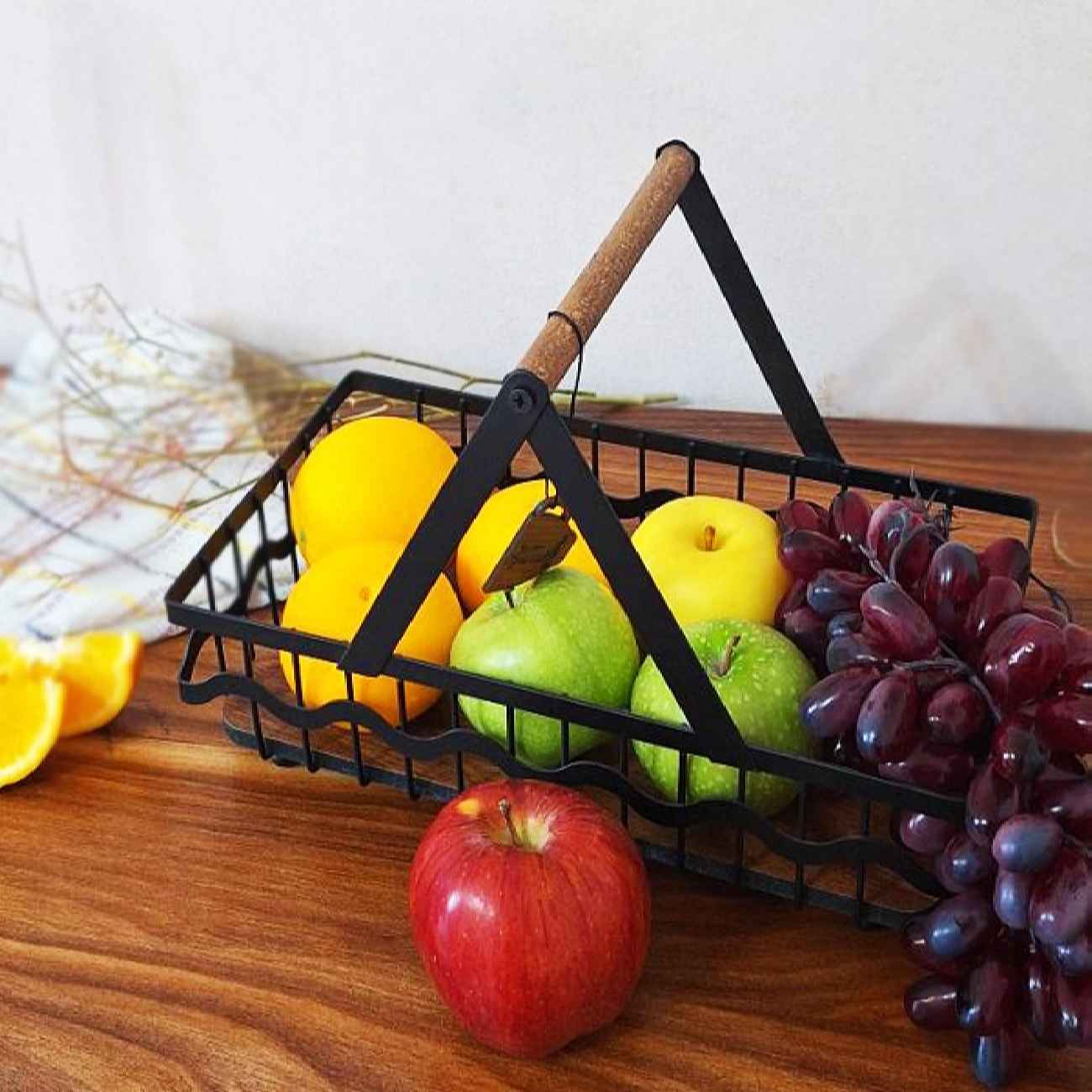 Panier à fruits en fil métallique avec base en bois naturel et poignée