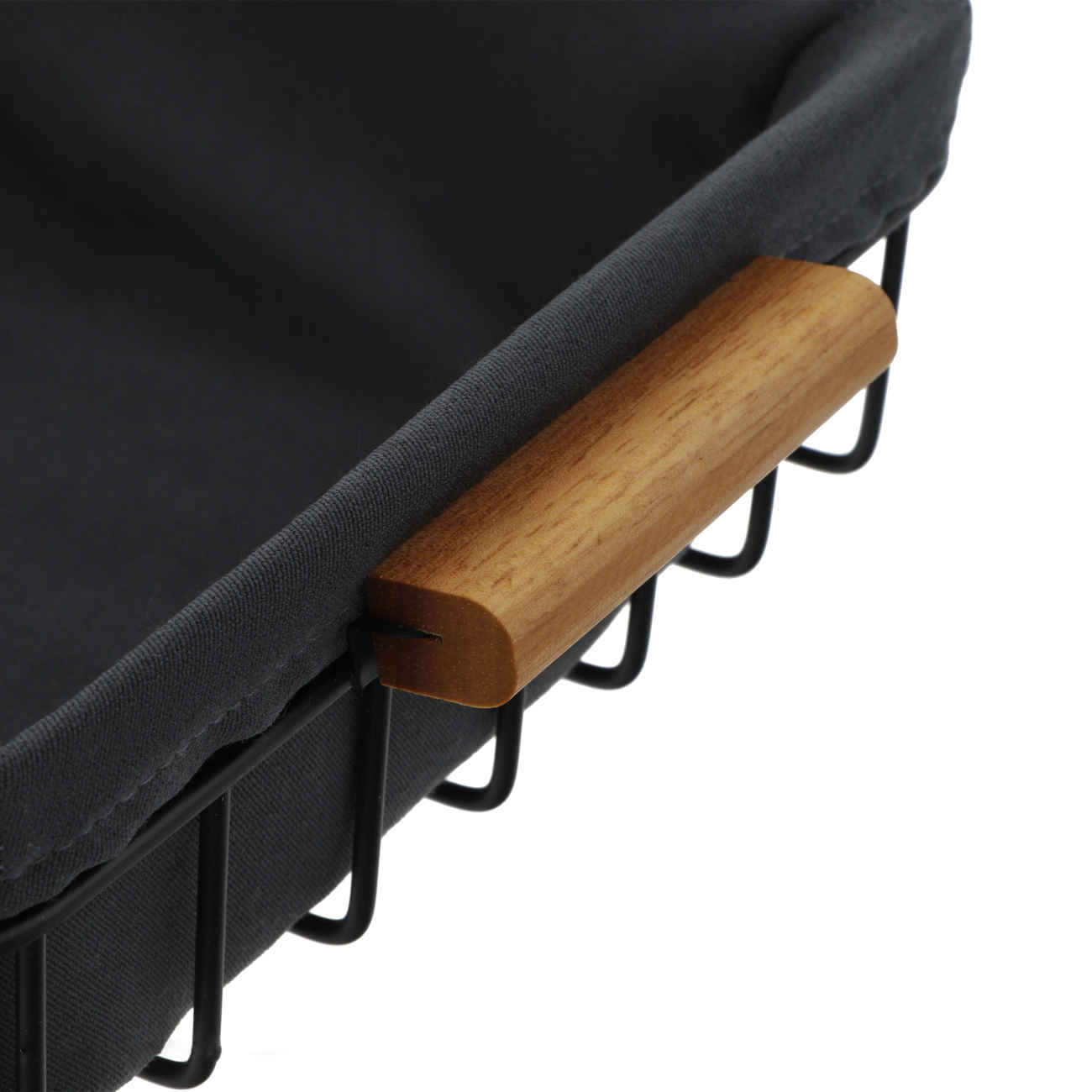 Panier noir en métal avec poignées en bois et doublure en tissu – Design élégant et durable