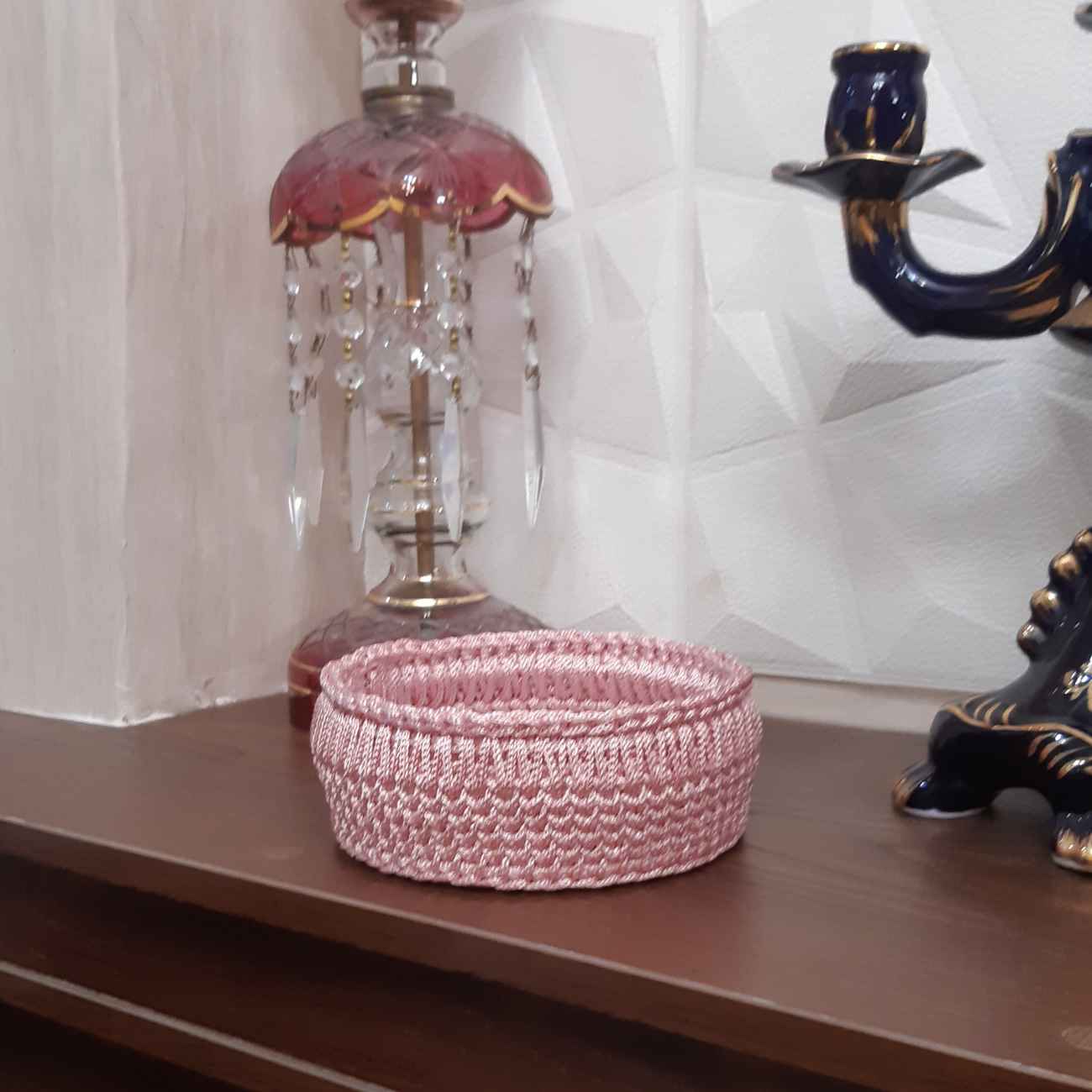 Panier en crochet avec couvercle en bois – Art et utilité pour garder votre maison en ordre