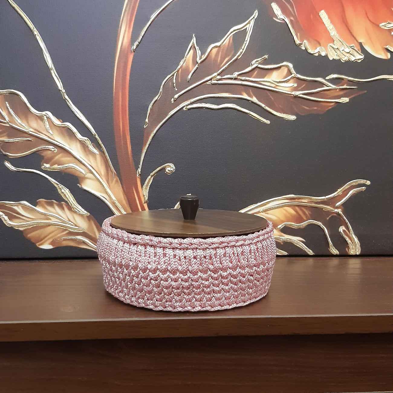 Panier en crochet avec couvercle en bois - Art et utilité pour garder votre maison en ordre
