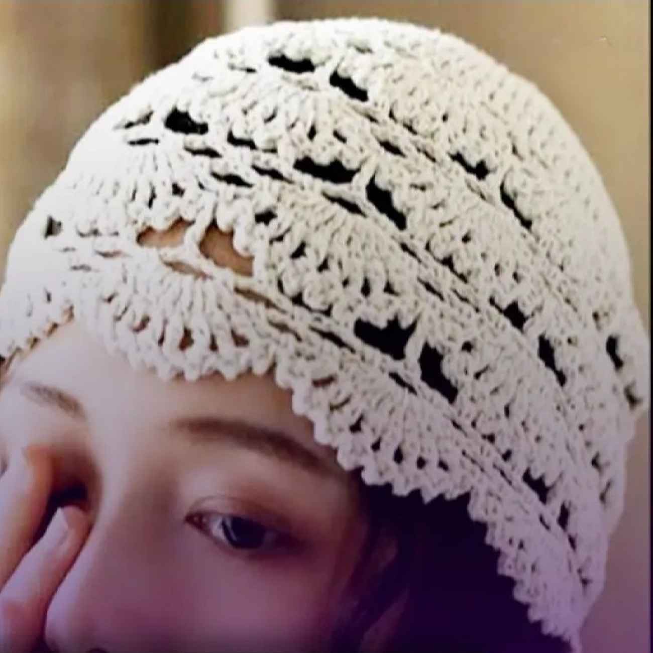 Chapeau Crocheté – Unique et Doux avec Design Coquillage en Crème