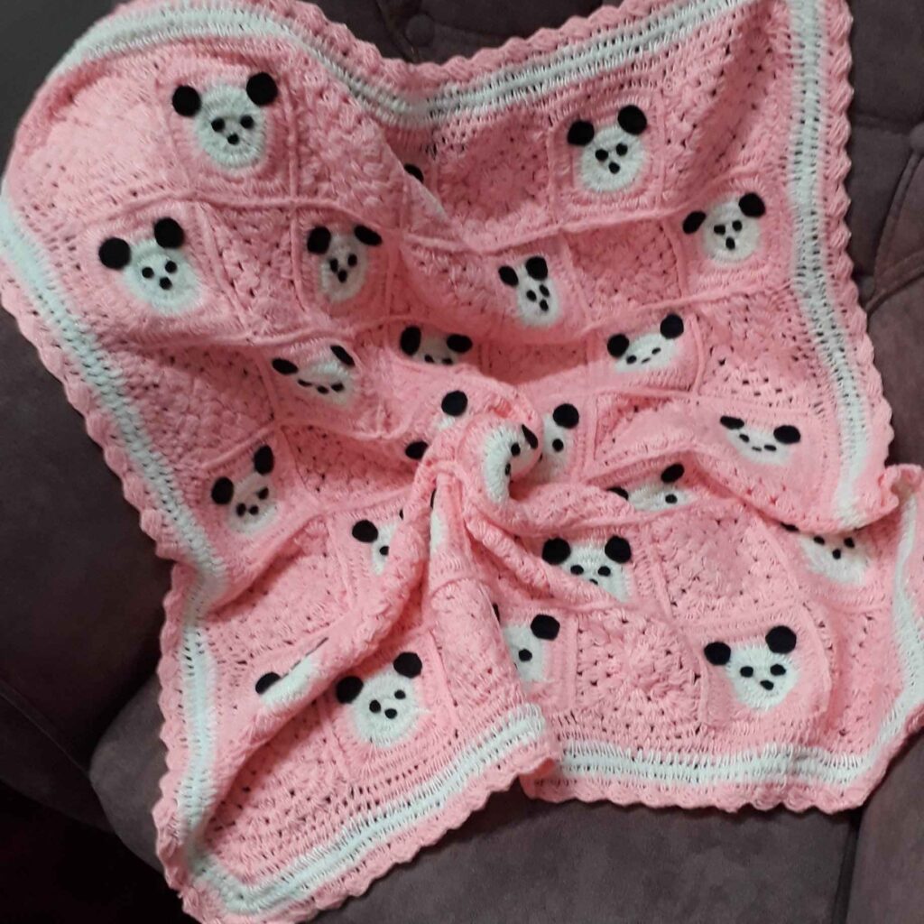 Dessus de Lit Bébé au Crochet Tissé à la Main – Un Mélange Parfait de Confort et de Style