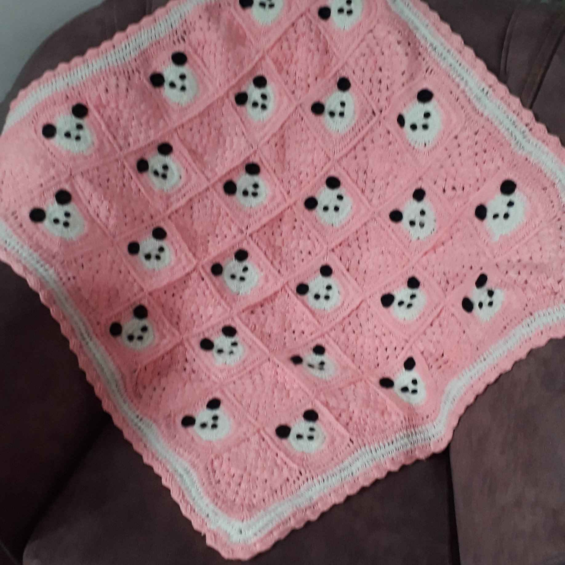 Dessus de Lit Bébé au Crochet Tissé à la Main – Un Mélange Parfait de Confort et de Style