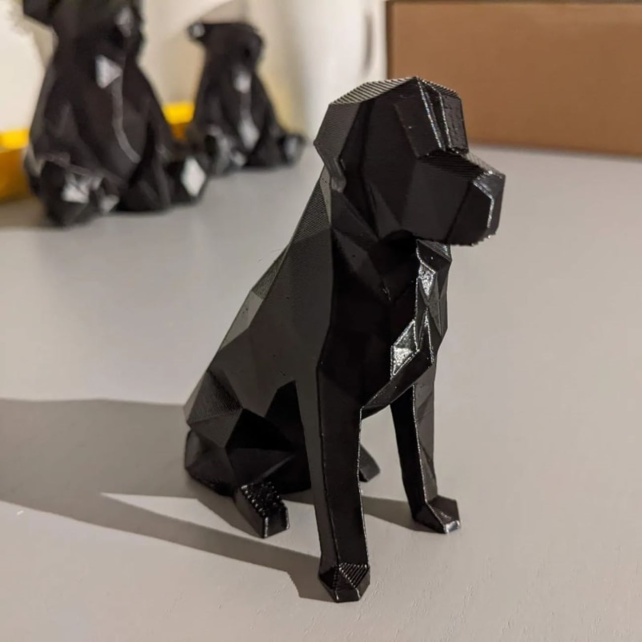 Figurine géométrique de chien assis cubisme – Sculpture cubiste moderne