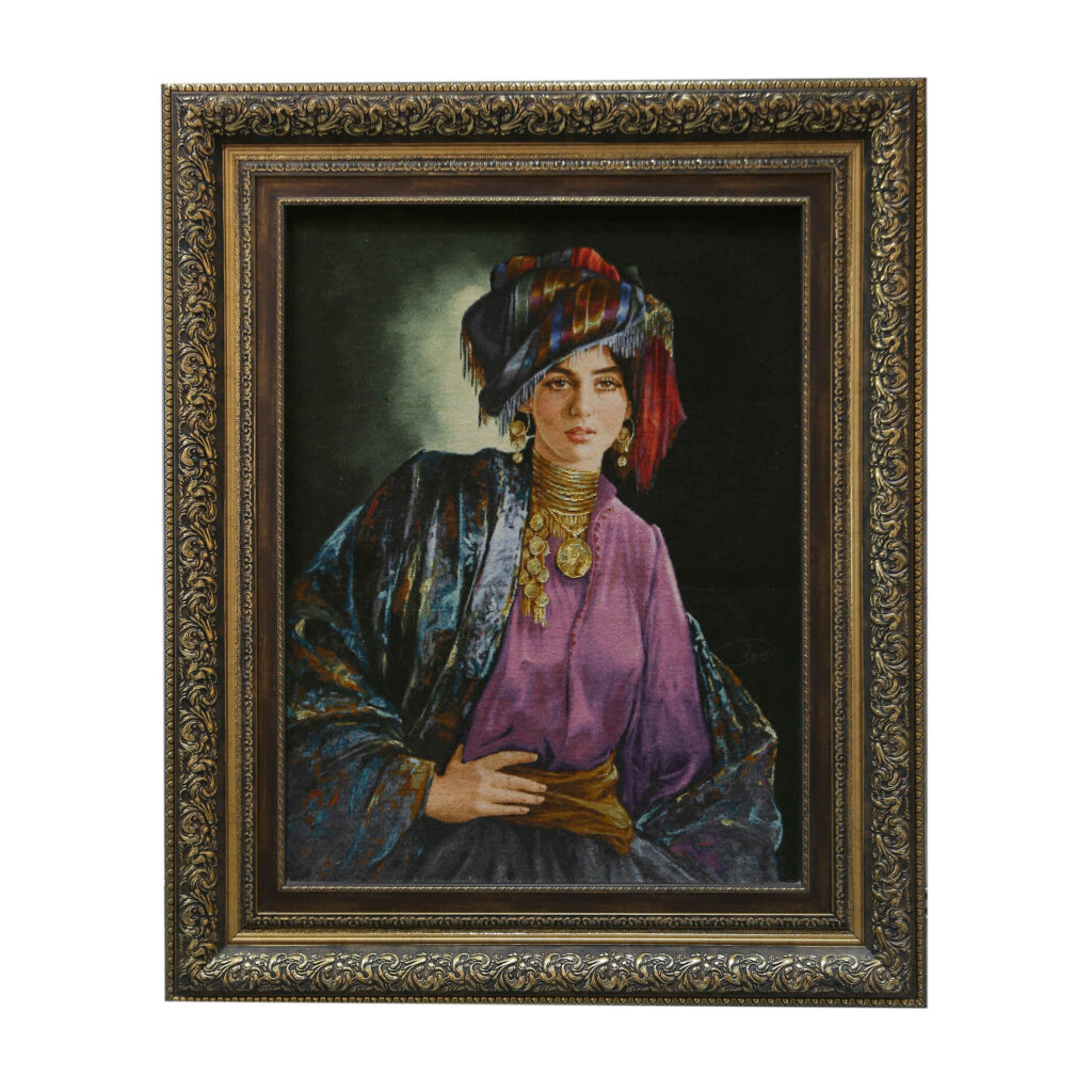 Tapis persan figuratif en soie noué à la main représentant une fille kurde