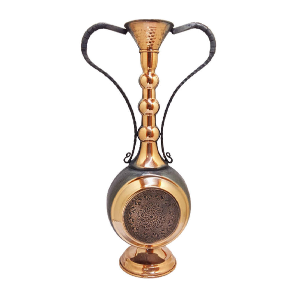 Vase en cuivre fait main avec détails fins en stylo noir