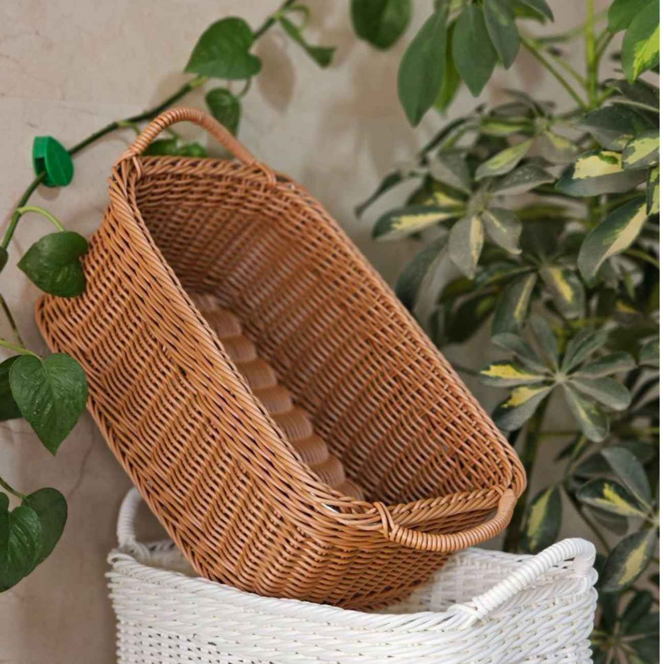 Panier en osier tissé à la main avec poignée – Mélange parfait de charme rustique et de rangement moderne