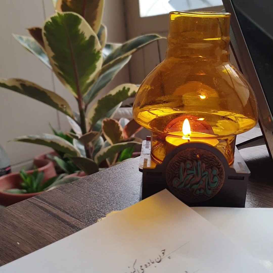 Porte-bougie de table islamique avec base en bois et design des noms des Imams