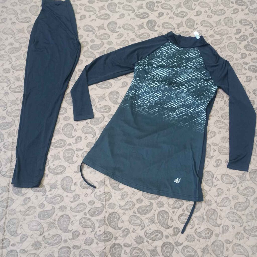 Maillot de Maillot de Bain Islamique pour Femmes avec Capuche Attachée et Leggings à Large Bande