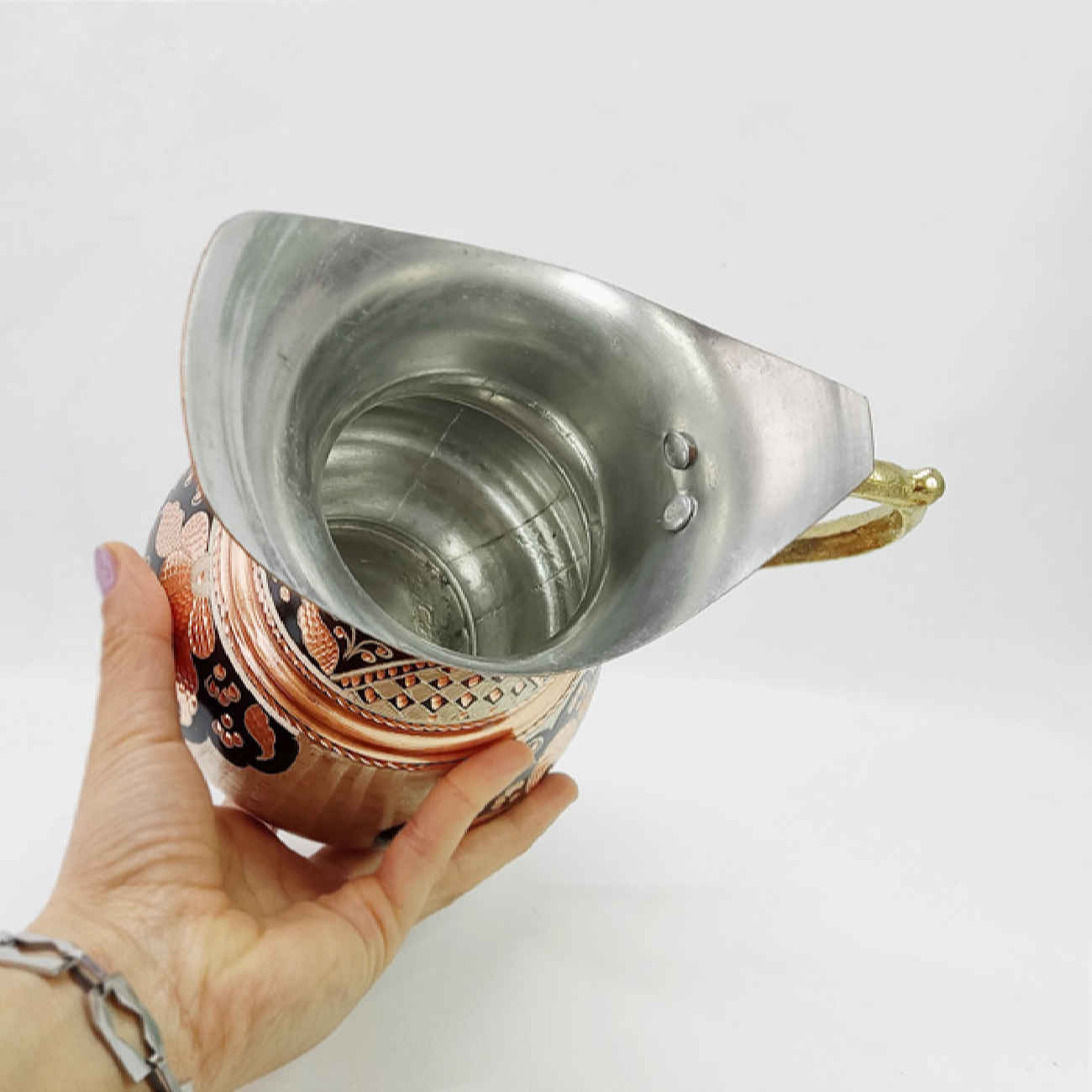 Cruche en cuivre perse – Art artisanal, tradition et style de maison