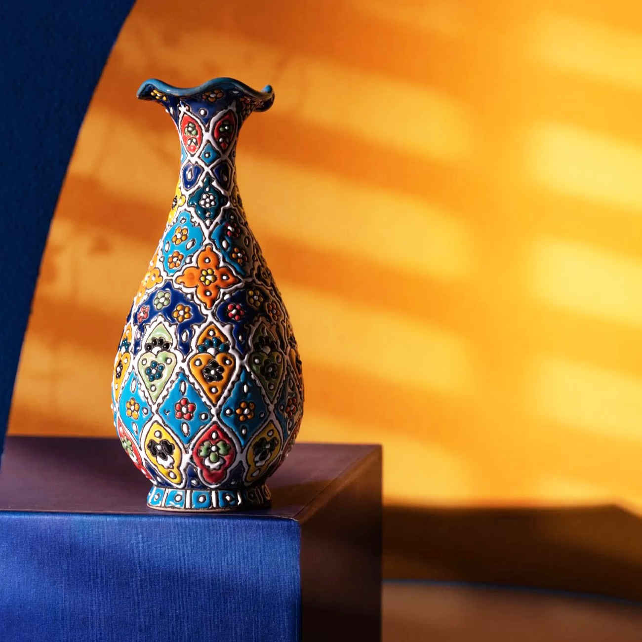 Vase décoratif persan en poterie Minakari fait main avec design complexe