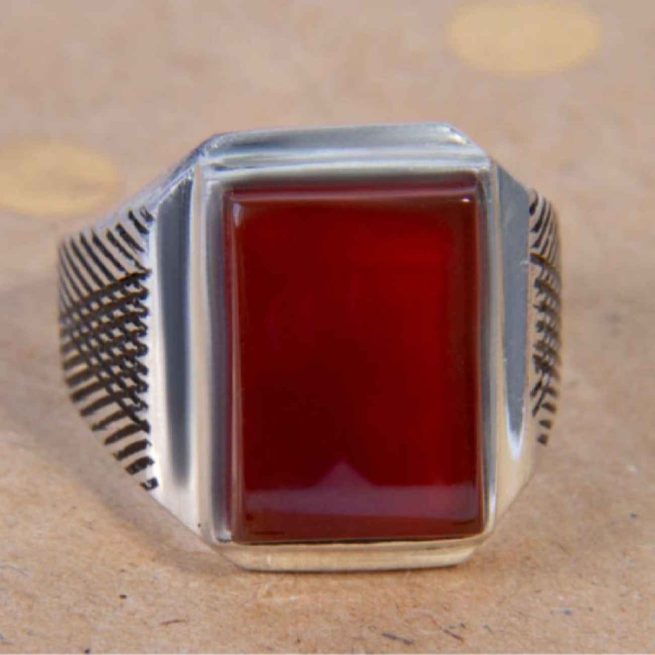Bague en argent pour homme avec Agate rouge – Cadeau magnifique avec une signification culturelle riche