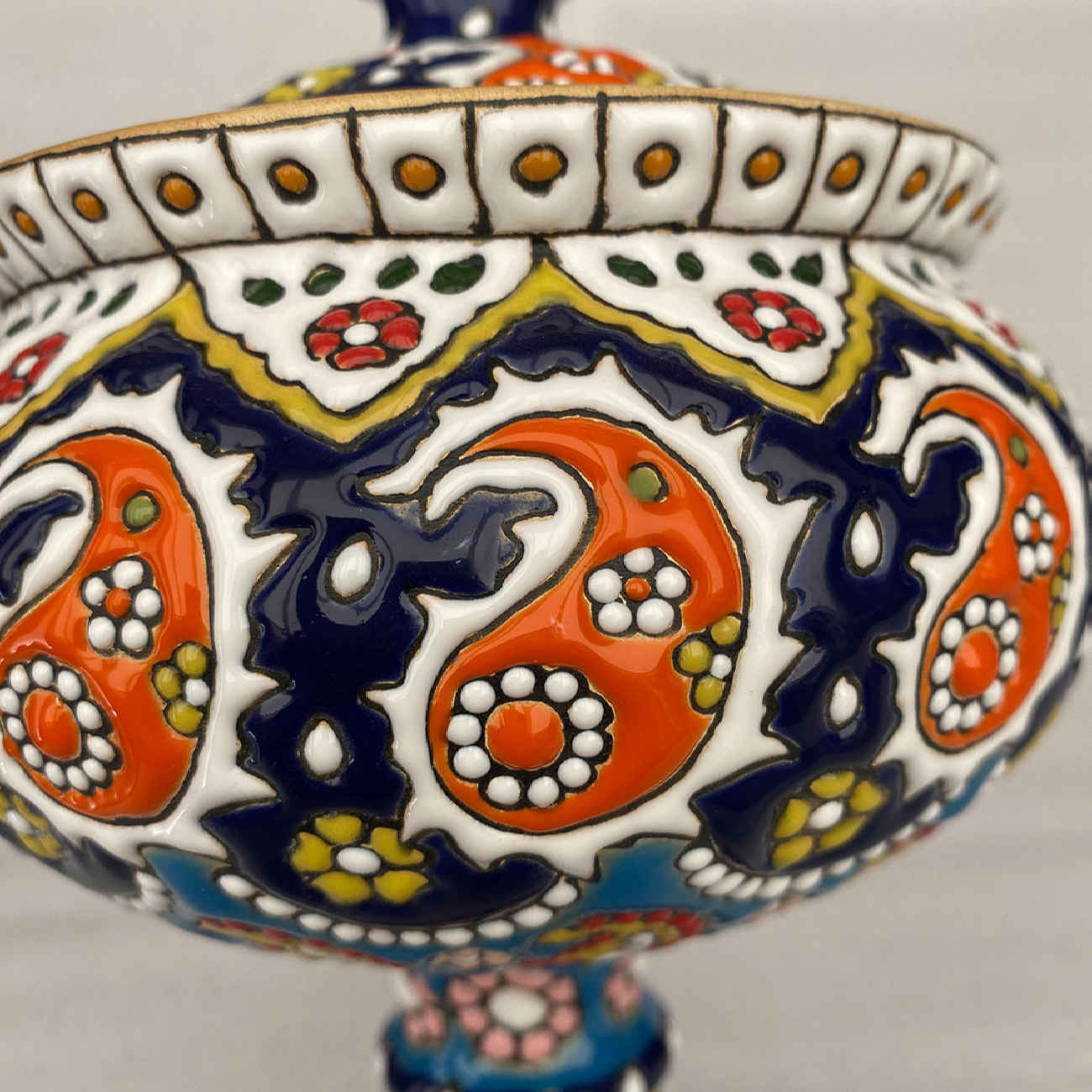 Sucrier Persan en Poterie avec Couvercle – Minakari Émaillé avec Motif Paisley