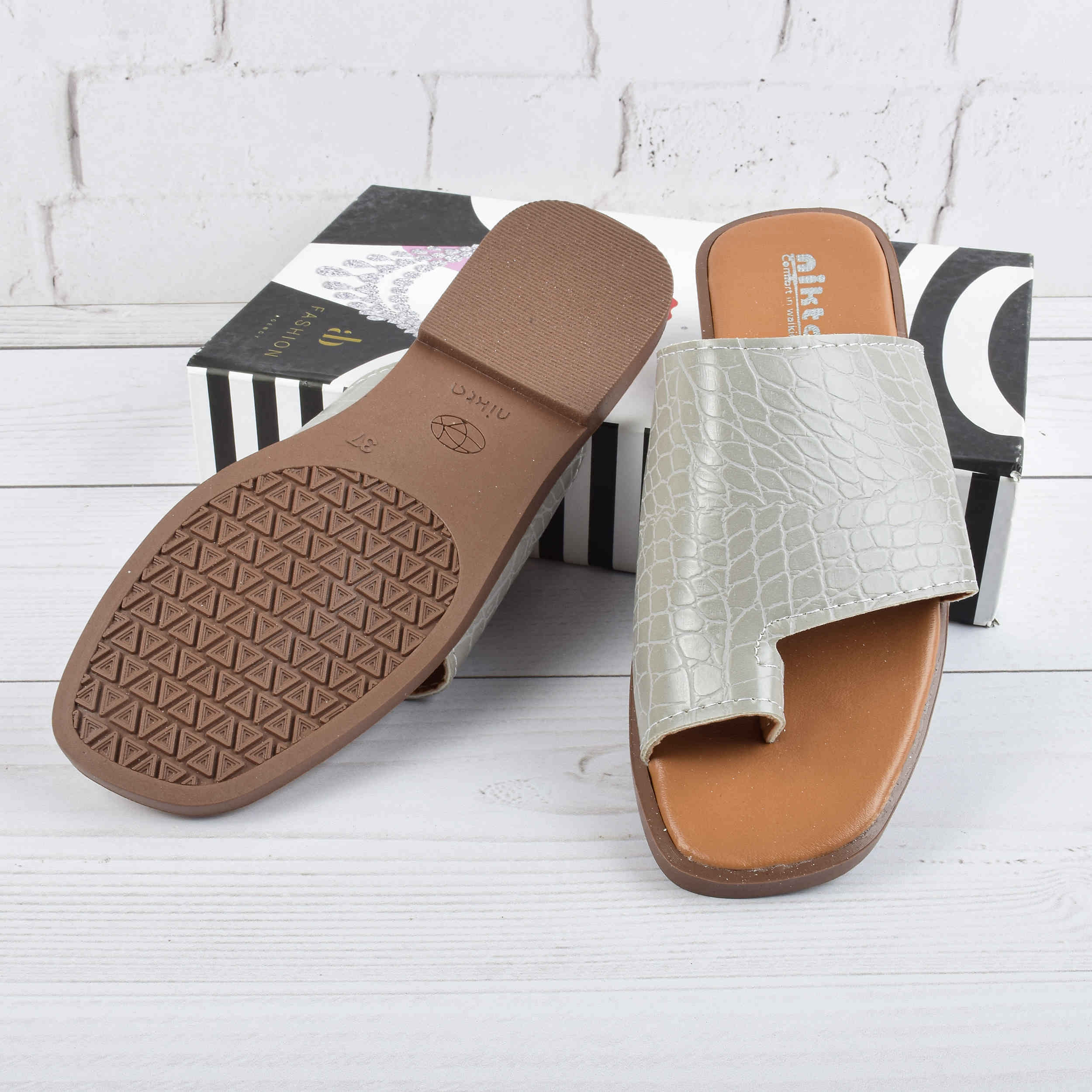 Tong pour femmes – Design élégant en peau de serpent gris