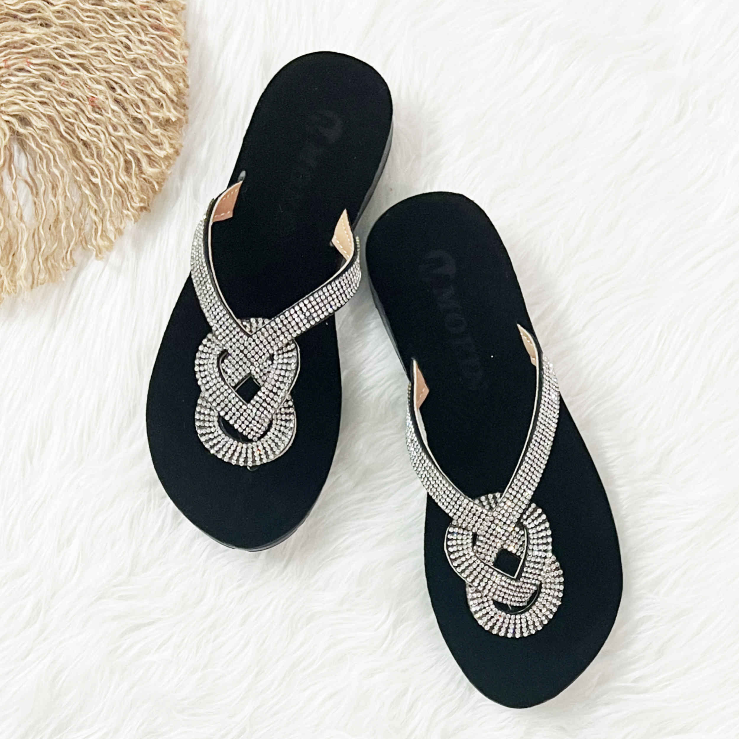 Tongs pour Femmes – Idéales pour l’Été et Durables en Noir