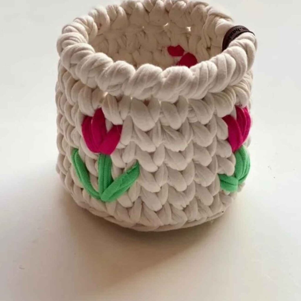 Panier en crochet avec design Tulip en crème - Organisateur parfait