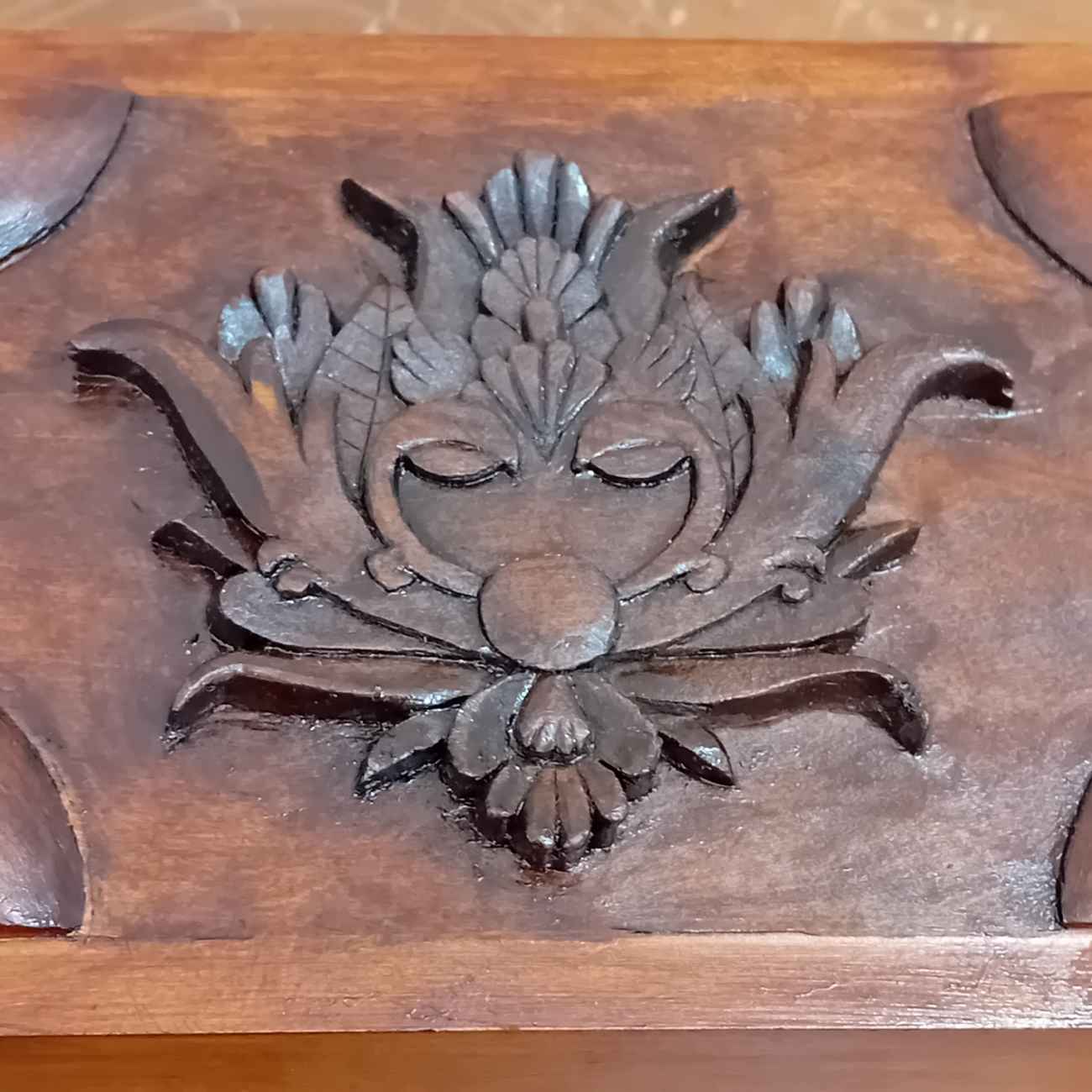 Boîte à bijoux en bois sculptée d’un motif de lotus — Idéale pour organiser vos bijoux
