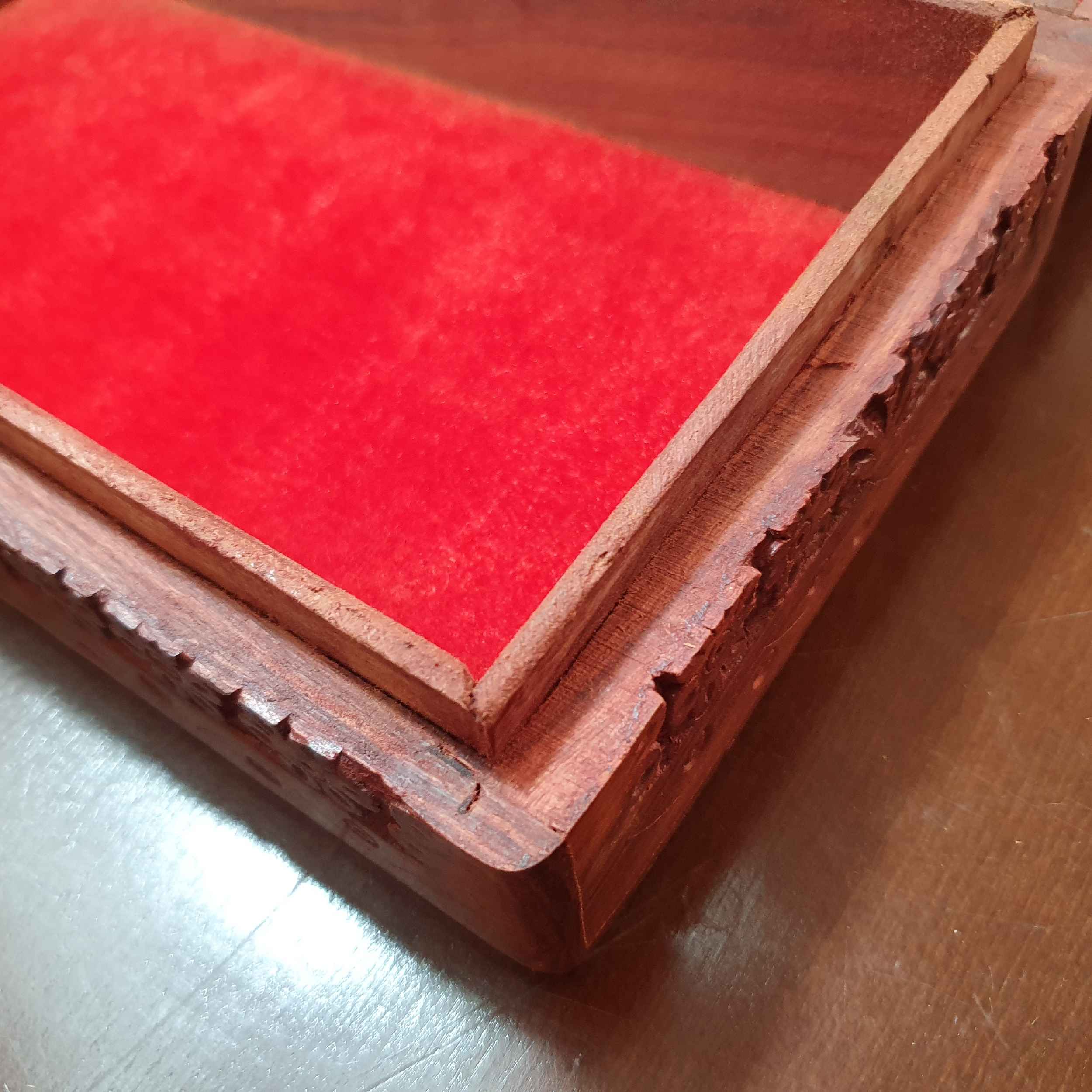 Boîte à bijoux en bois avec motif floral – Artisanat d’exception pour un charme intemporel