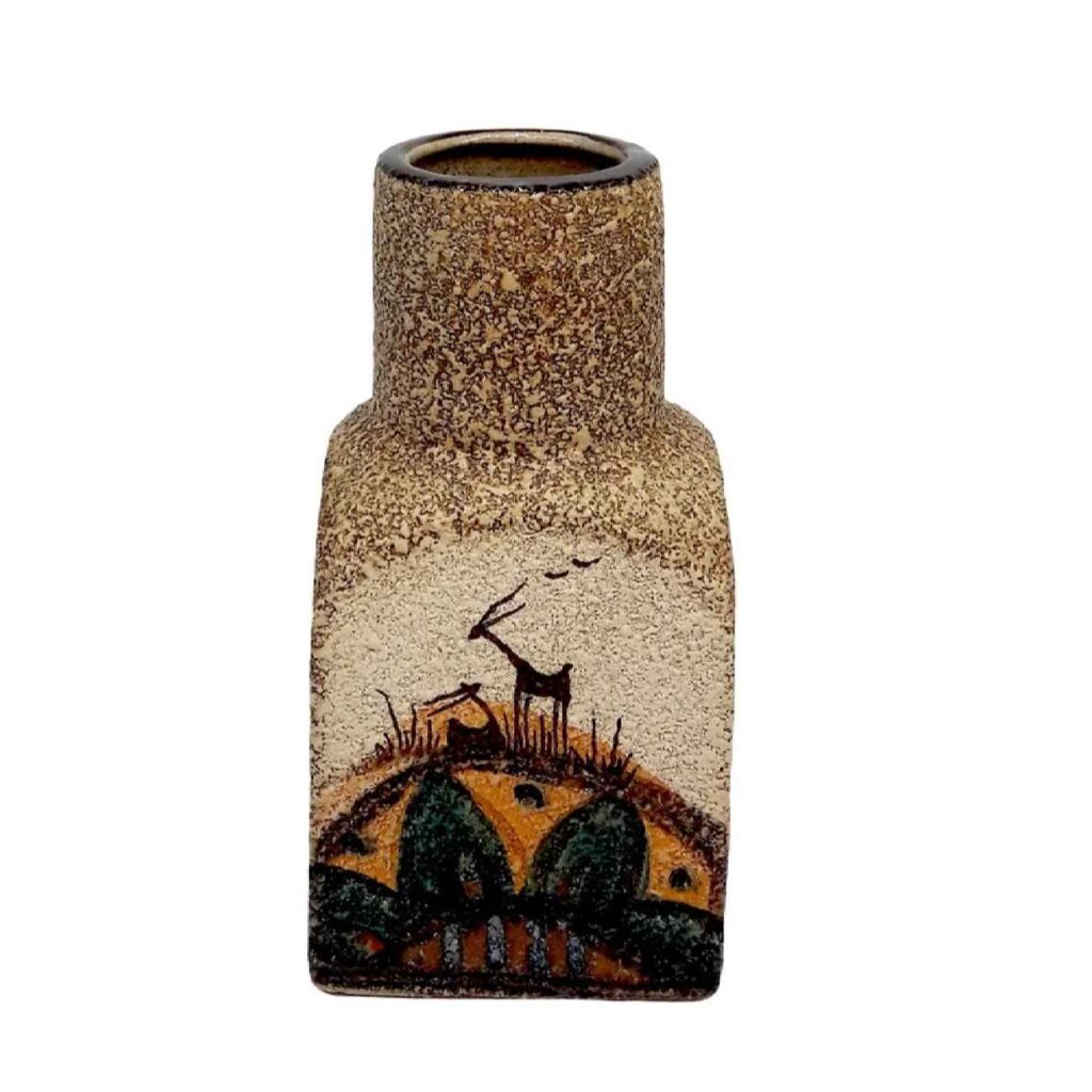 Vase en céramique persane décoratif, design gazelle, parfait pour une déco minimaliste et bohème.