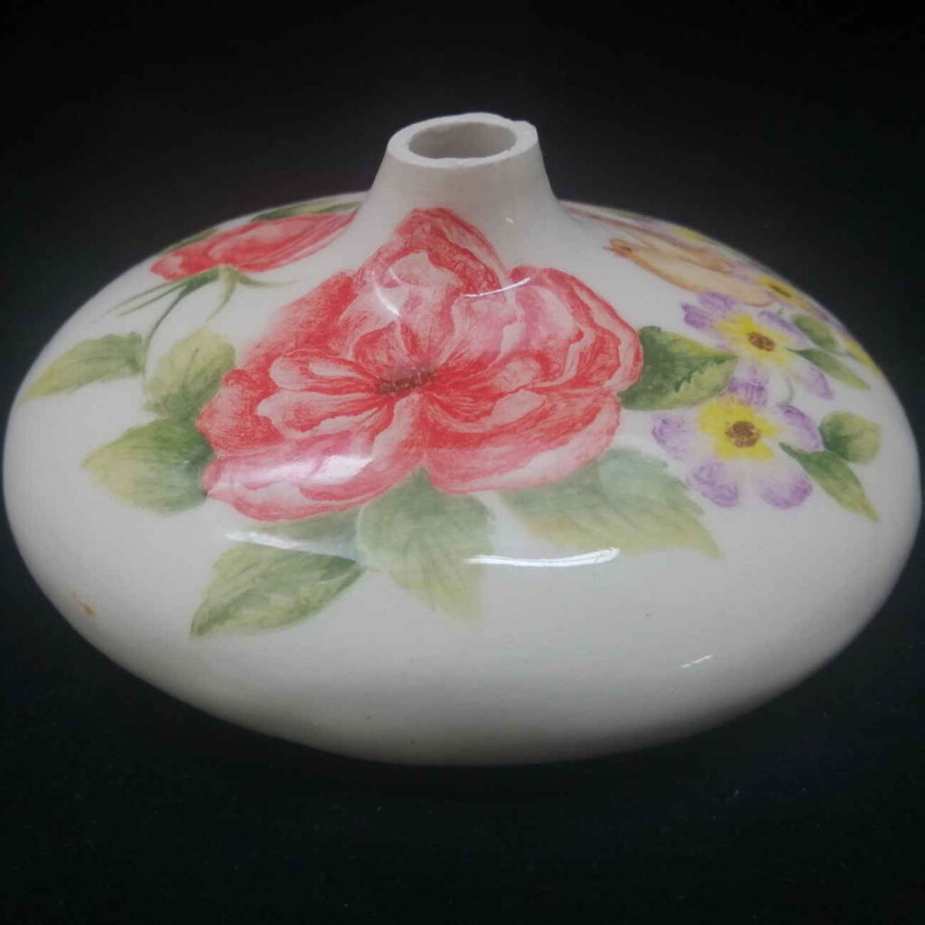 Vase en céramique persane décoratif, design oiseau et floral, pour déco moderne et rustique.