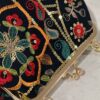 Pochette en Velours Brodée pour Soirée avec Motif Floral et Feuillage