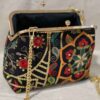 Pochette en Velours Brodée pour Soirée avec Motif Floral et Feuillage