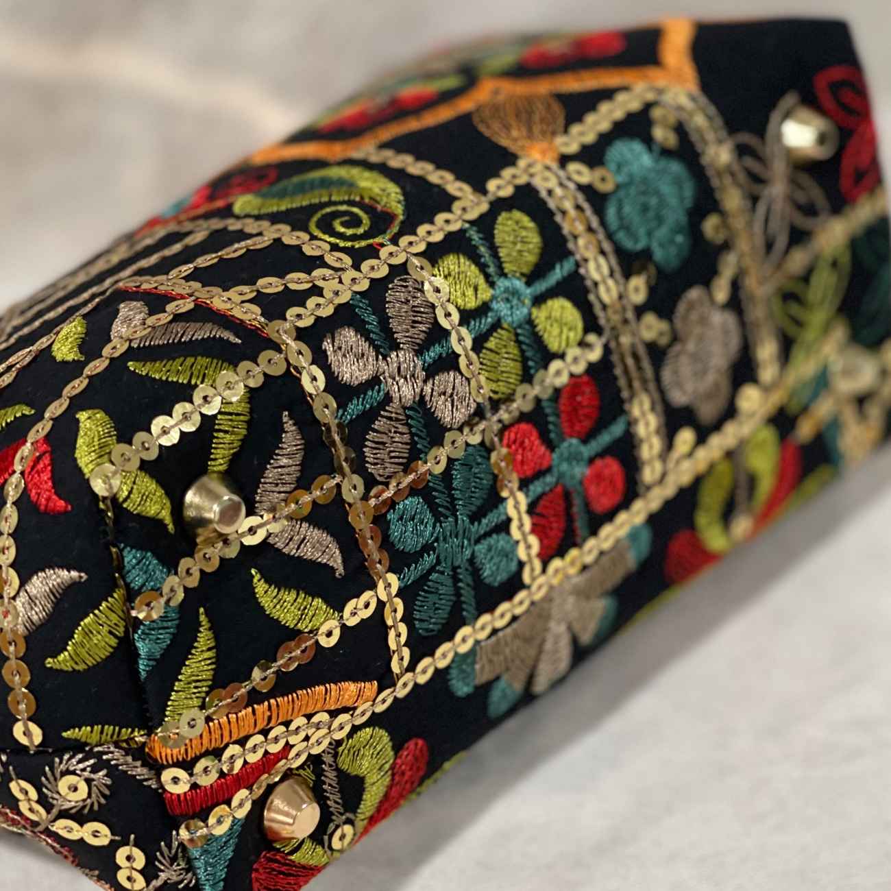 Pochette en Velours Brodée pour Soirée avec Motif Floral et Feuillage