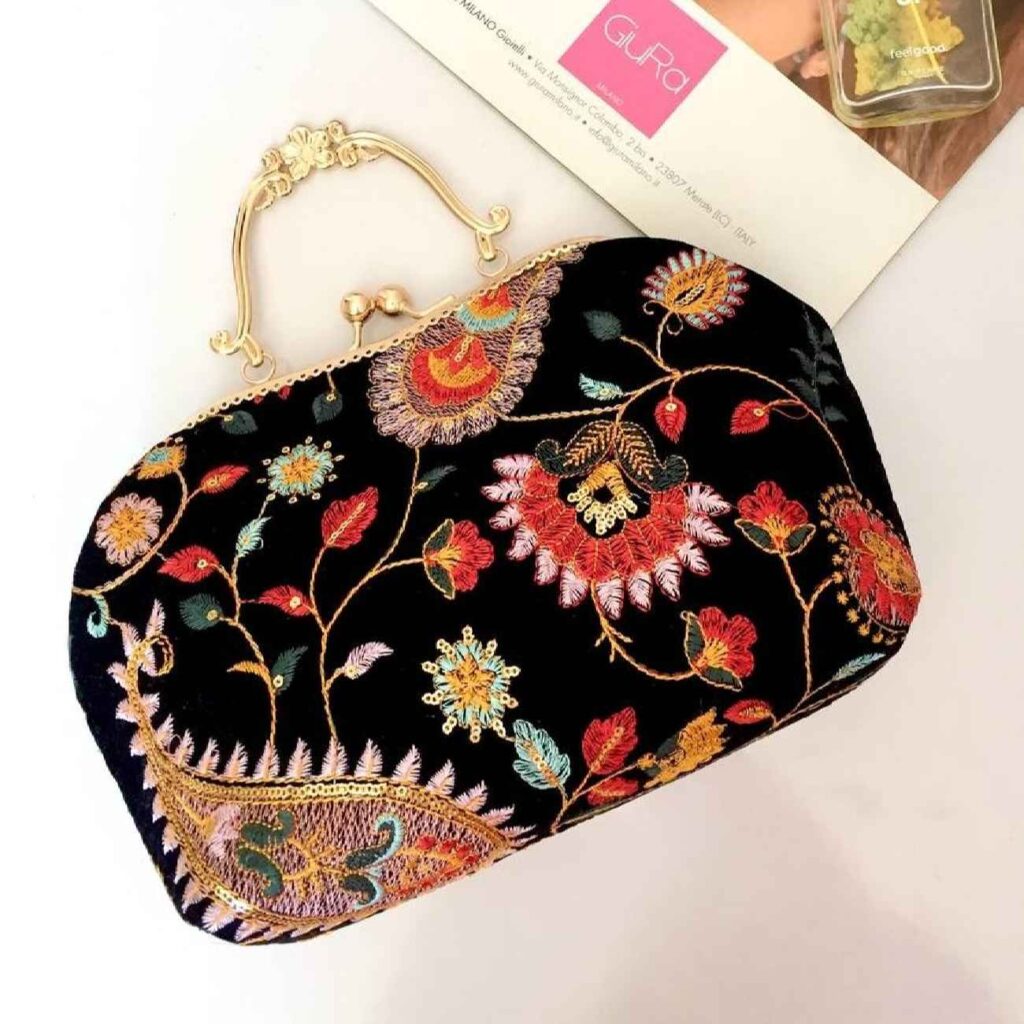 Pochette en Velours Brodée pour Soirée avec Motif Cachemire en Noir