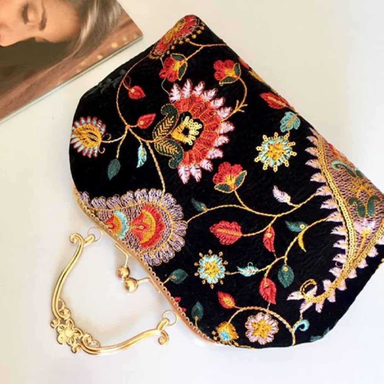Pochette en Velours Brodée pour Soirée avec Motif Cachemire en Noir