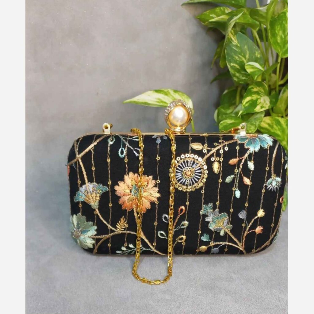 Pochette en Velours Brodée Chic et Luxe avec Motif Floral de Rose