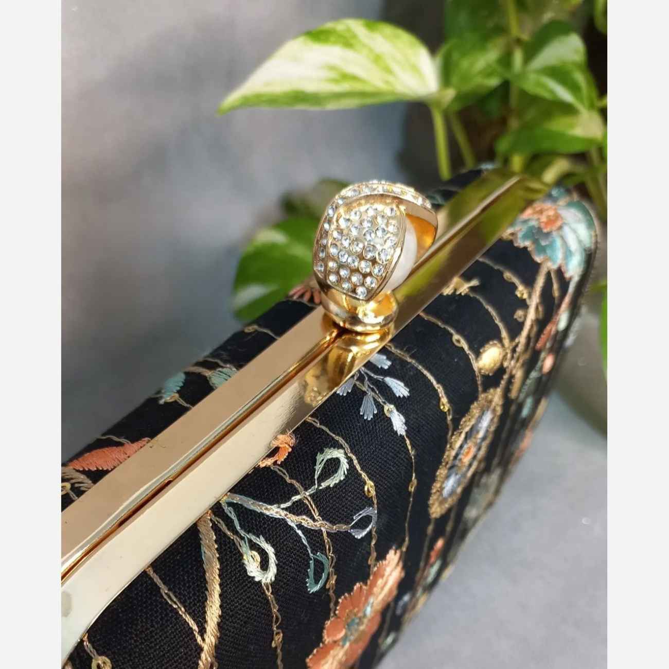 Pochette en Velours Brodée Chic et Luxe avec Motif Floral de Rose