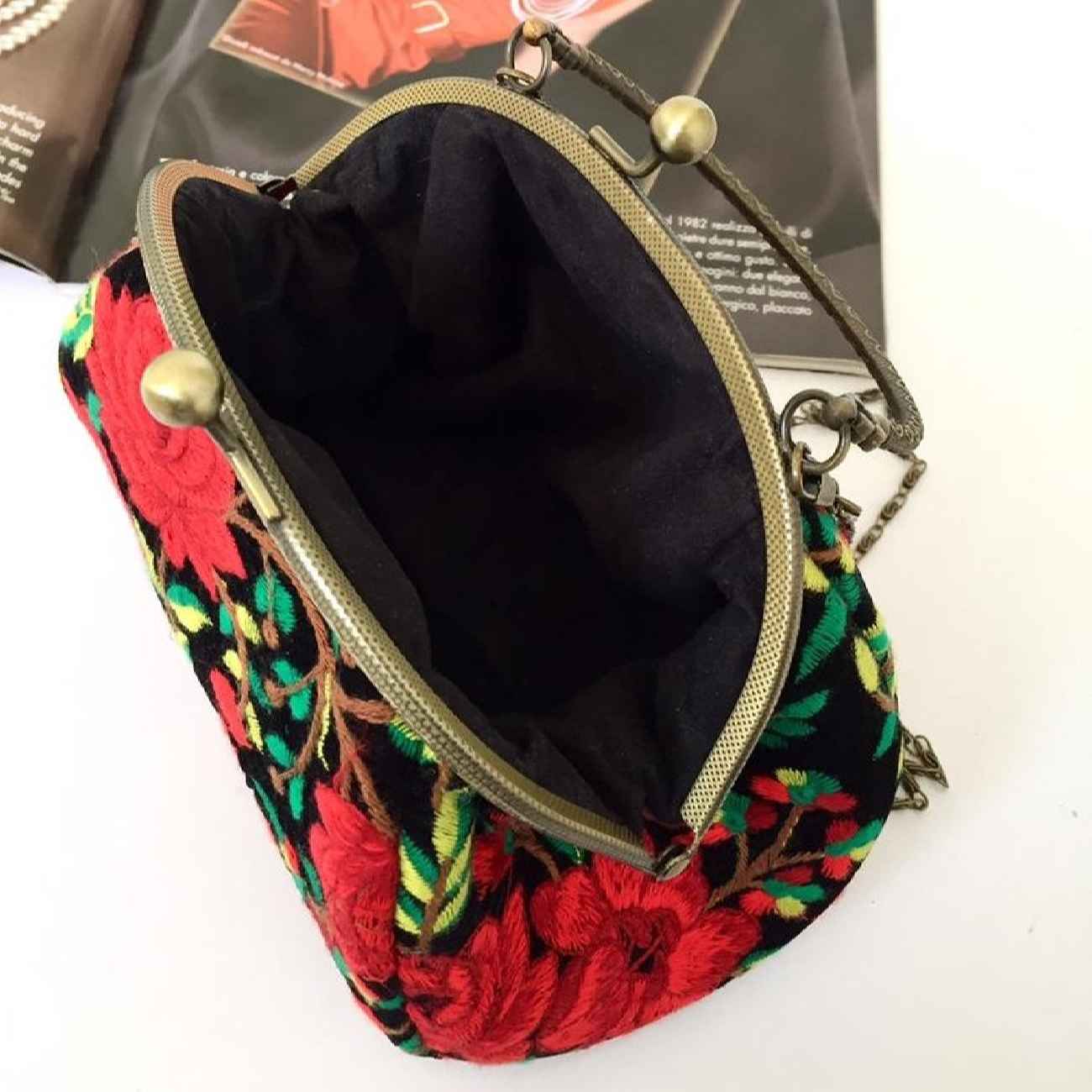 Pochette en Velours Brodée avec Motif de Rose Rouge