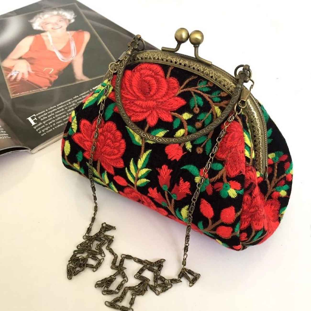 Pochette en Velours Brodée avec Motif de Rose Rouge