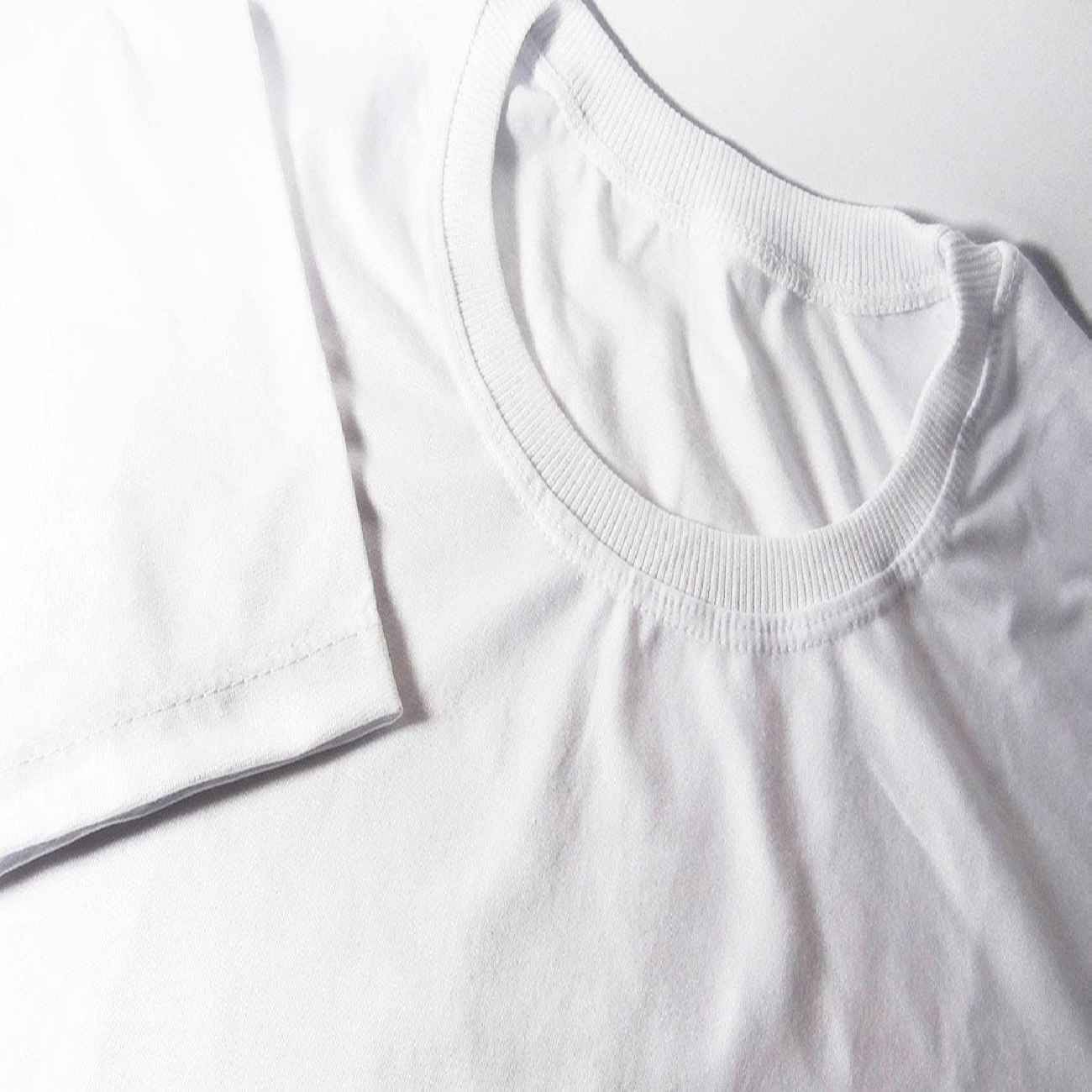 Maillot des Fans de Football avec Design de Ballon en Blanc, Un Hommage à l’Histoire du Football