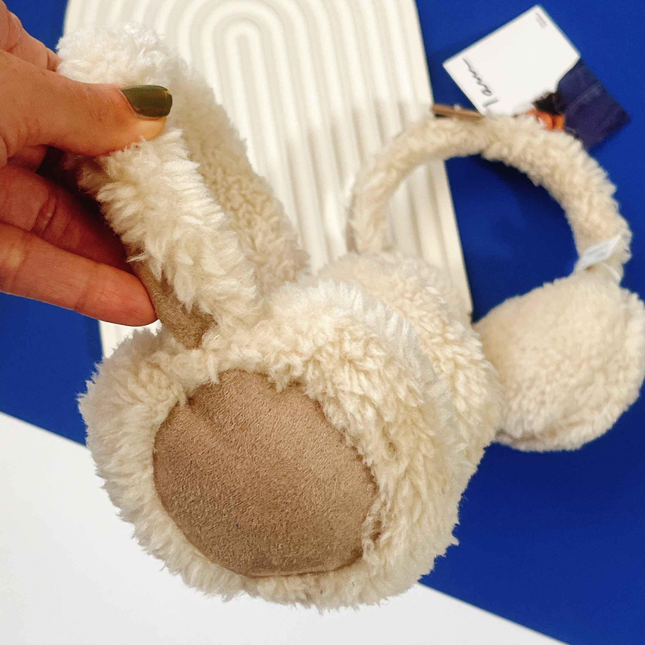 Cache-oreilles en Fourrure – Douceur Luxueuse pour l’Hiver et Vos Oreilles en Crème