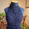 Robe bohème macramé artisanale – Parfaite pour une promenade en bord de mer en bleu marine