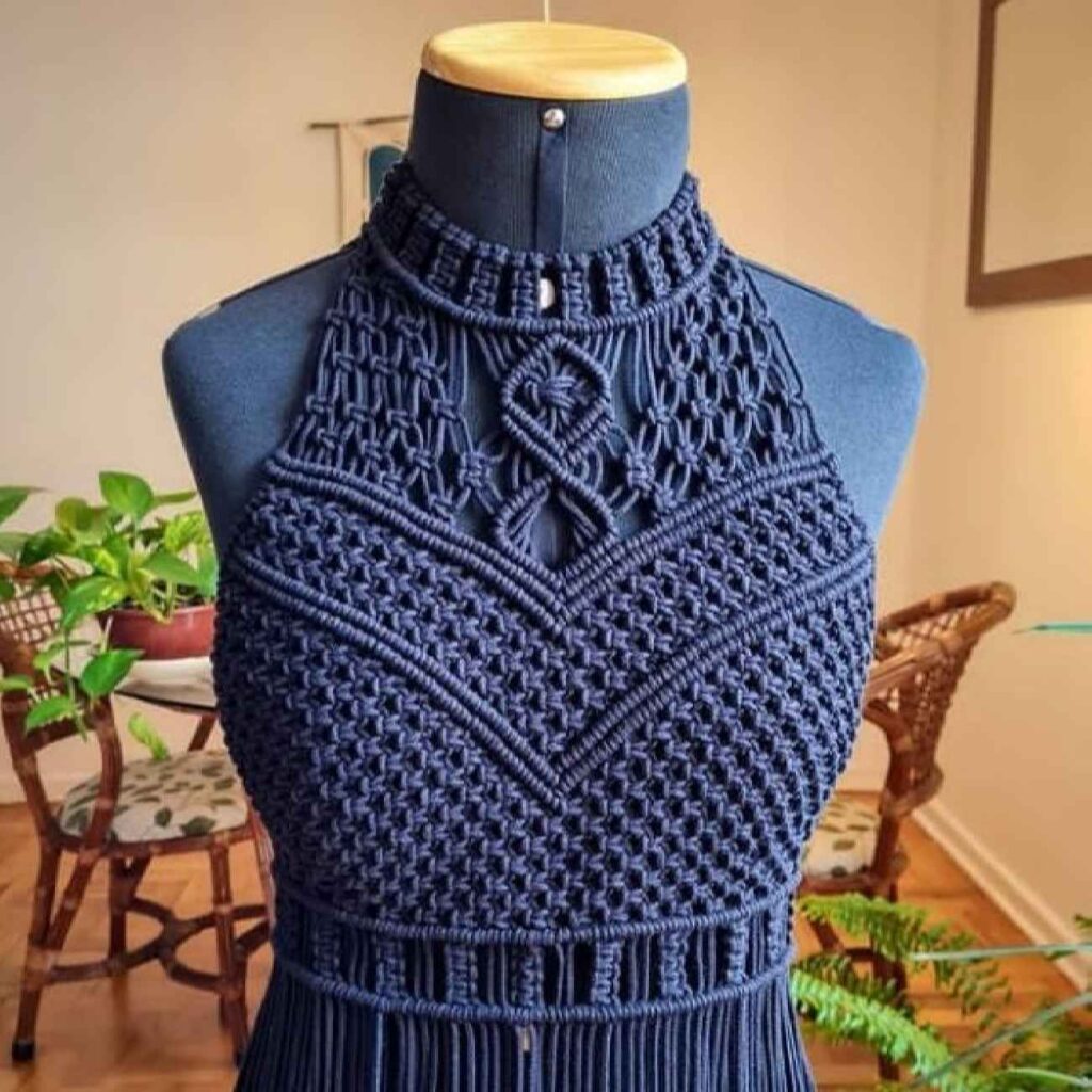 Robe bohème macramé artisanale – Parfaite pour une promenade en bord de mer en bleu marine