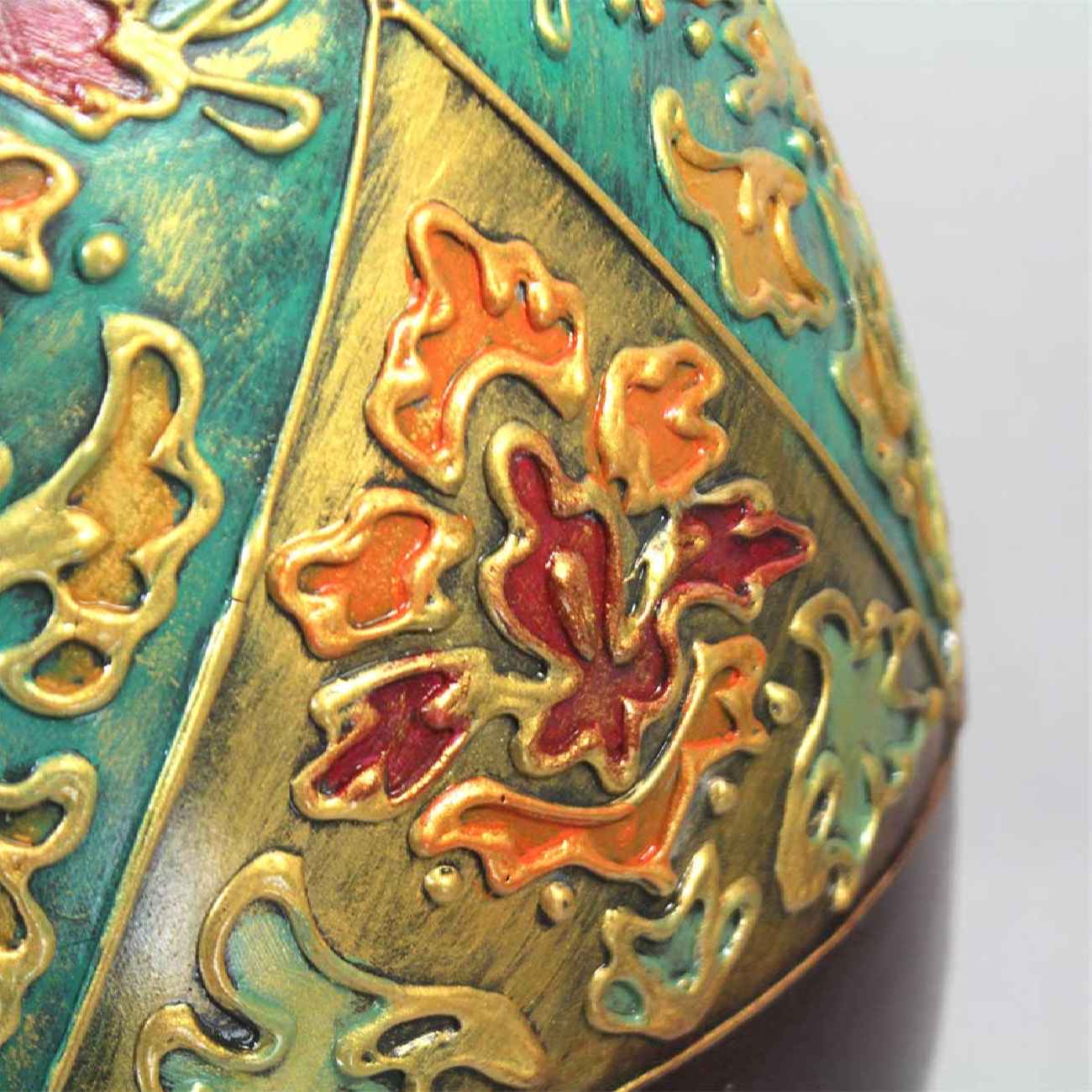 Vase en poterie persane décoratif fait main, design embossé.