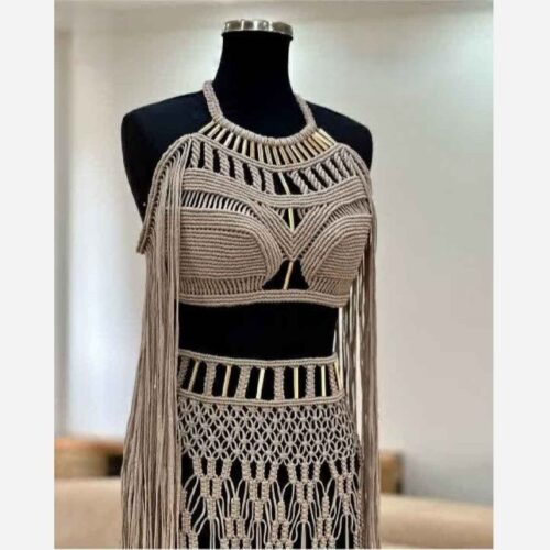 Robe femme en macramé fait main avec nouages intricats pour style bohème estival et tenues de plage