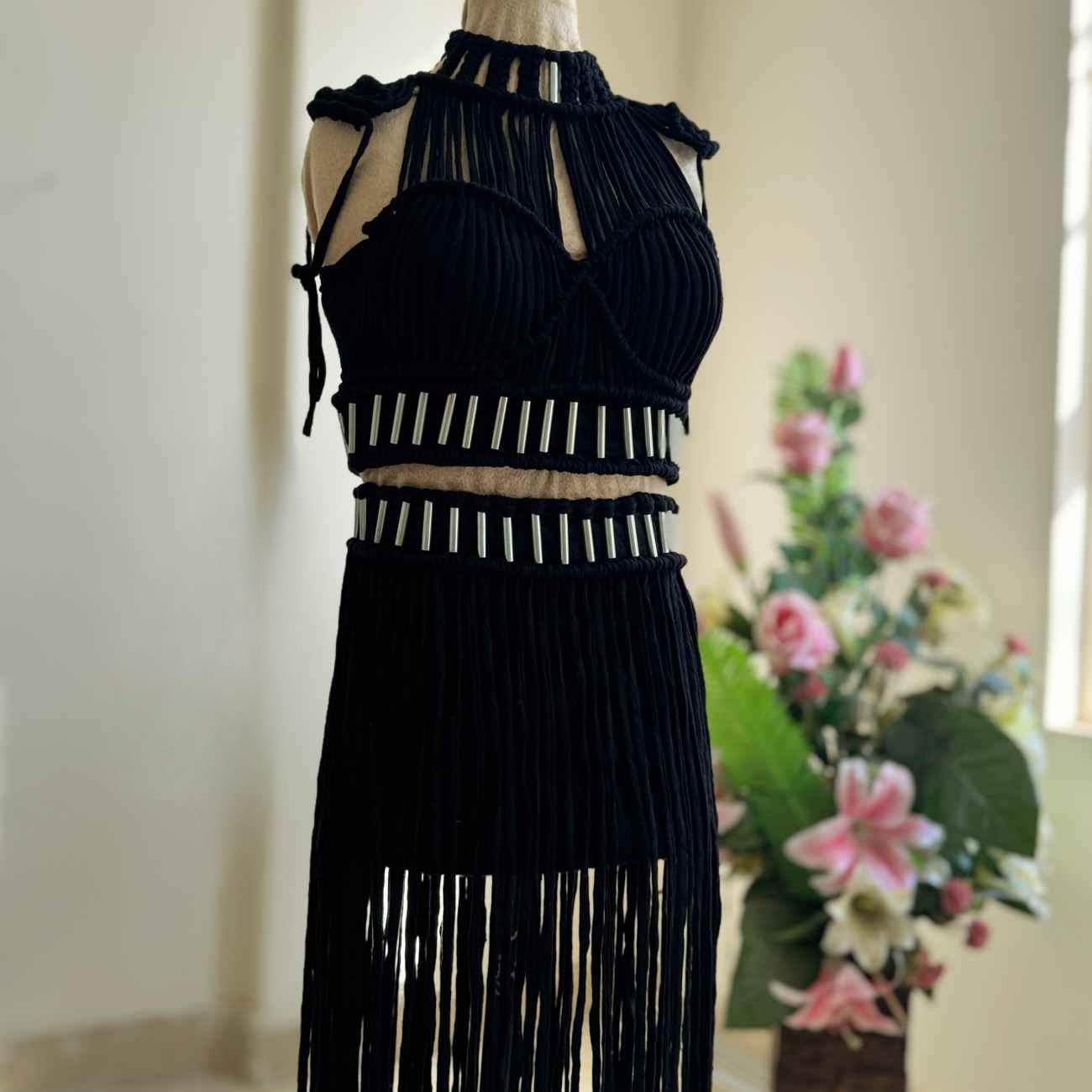 Robe macramé artisanale – Top court et jupe, parfaits pour les fêtes estivales en plein air