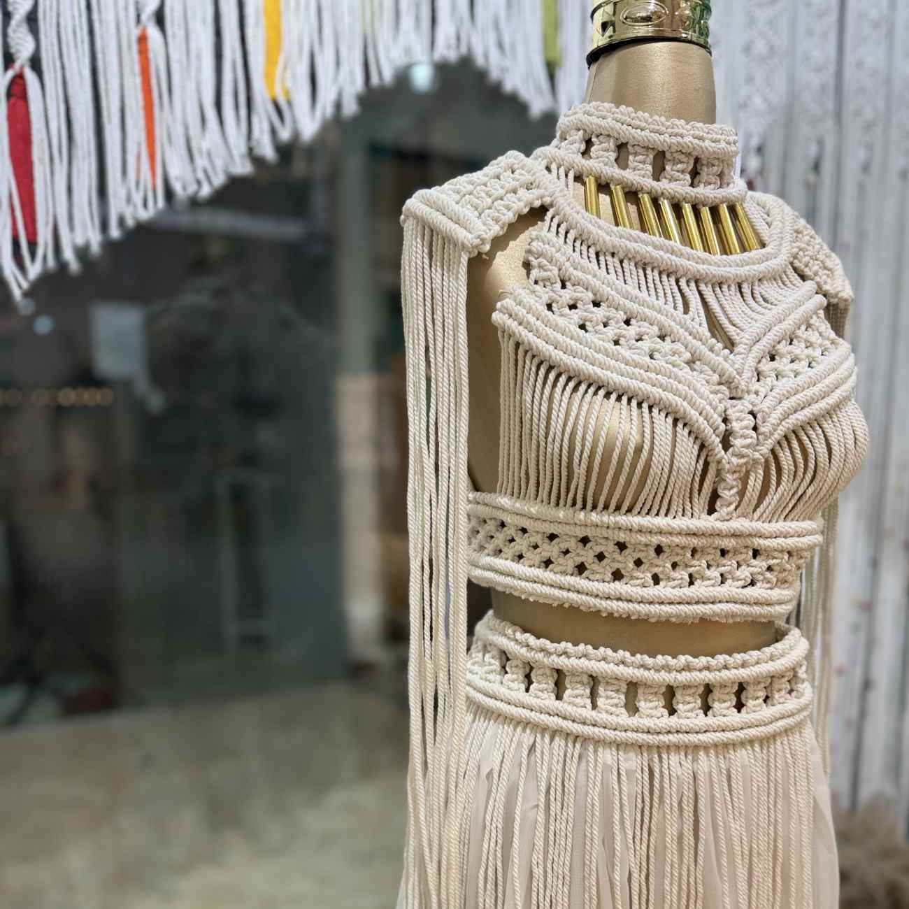 Robe macramé artisanale – Top court et jupe, parfaits pour une promenade en bord de mer