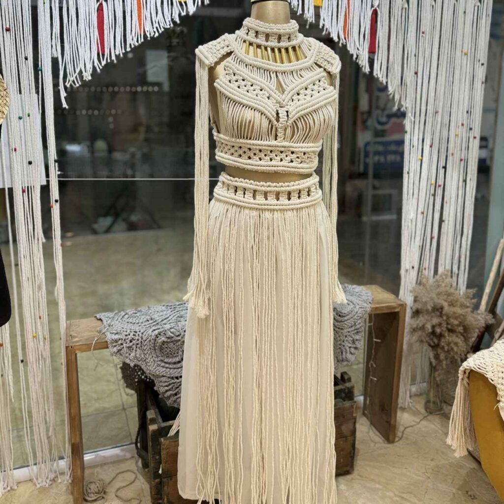 Robe macramé artisanale – Top court et jupe, parfaits pour une promenade en bord de mer