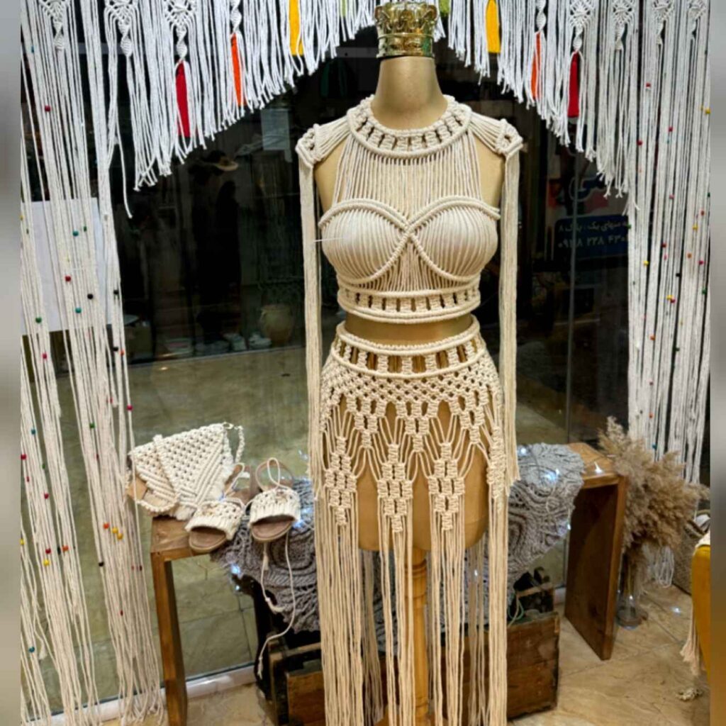 Robe macramé artisanale – Top court et jupe, élégante, parfaite pour une promenade en bord de mer