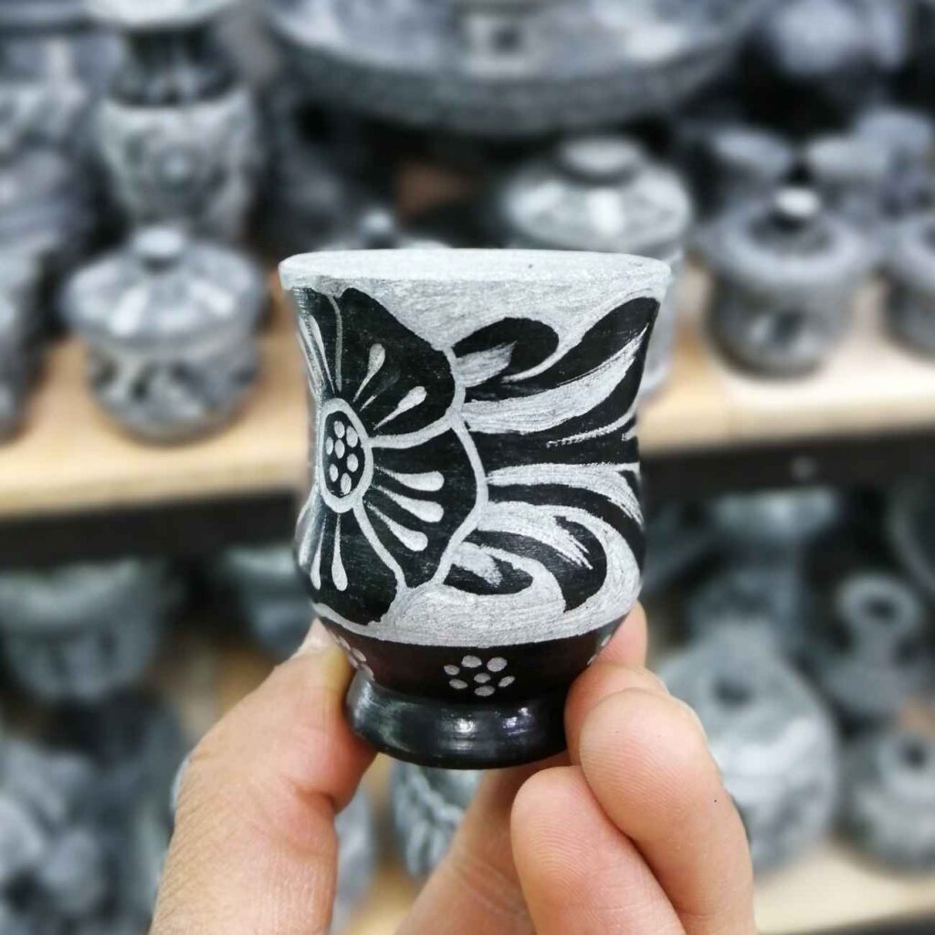 Tasse à café en pierre faite à la main pour les amateurs de café avec design de feuille et fleur (ensemble de 2 pièces)