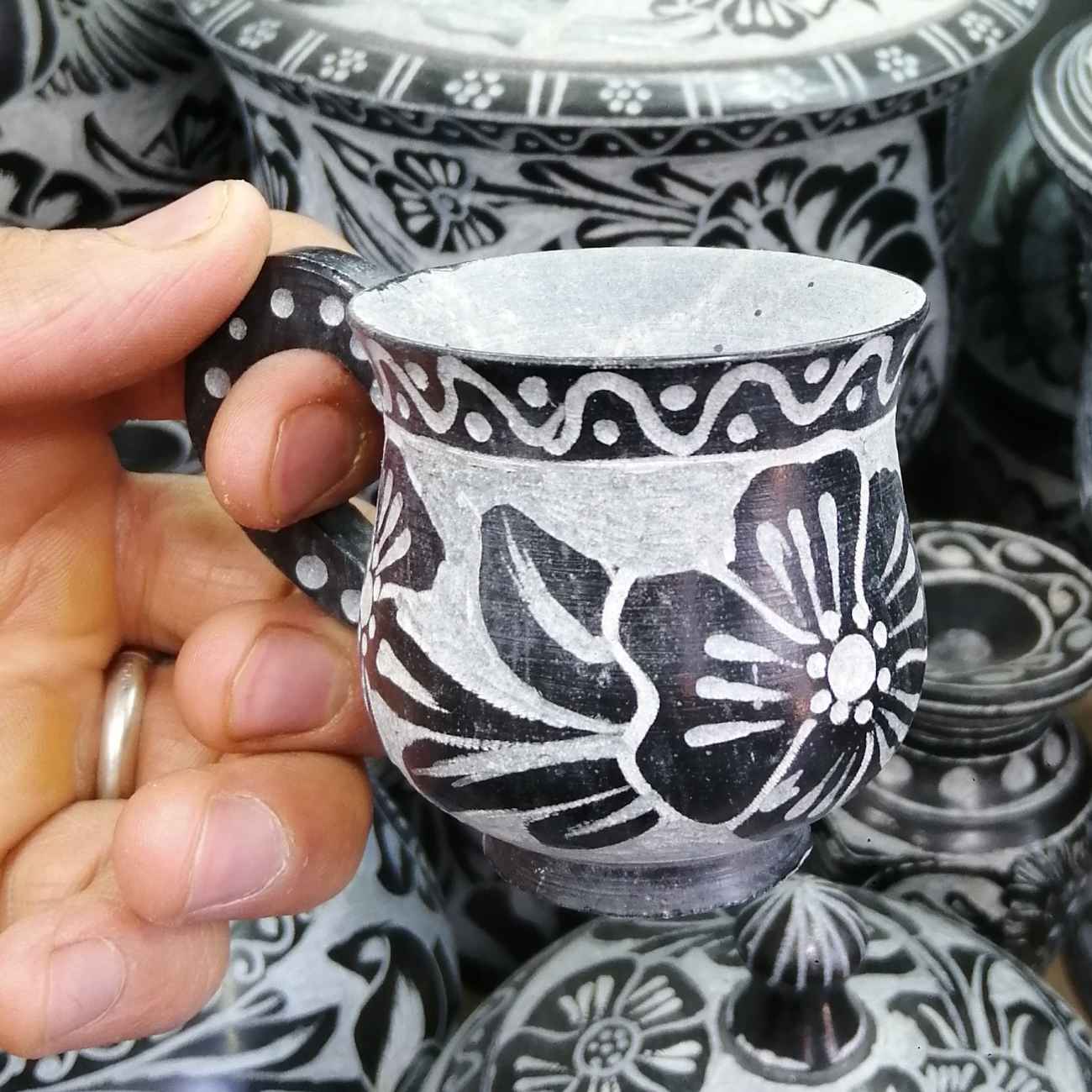 Tasse à café en pierre faite à la main avec anse et design floral (ensemble de 2 pièces)