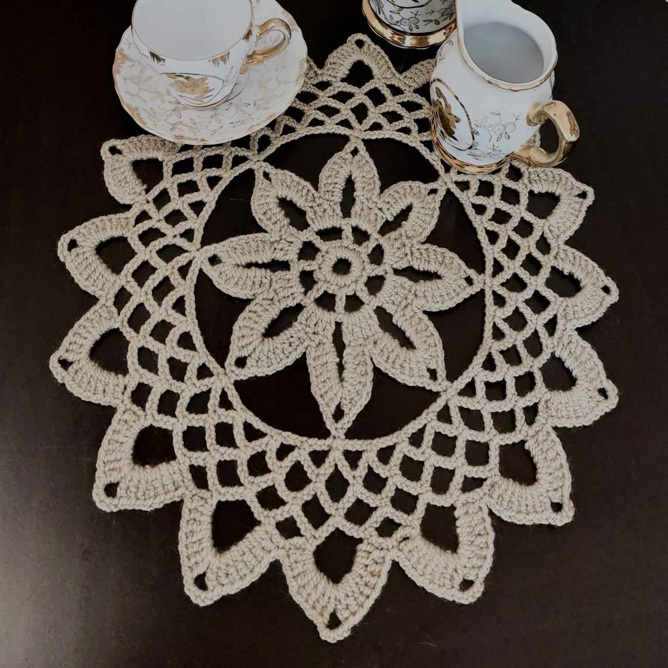 Nappe en crochet fait main avec design floral chic et luxueux en crème