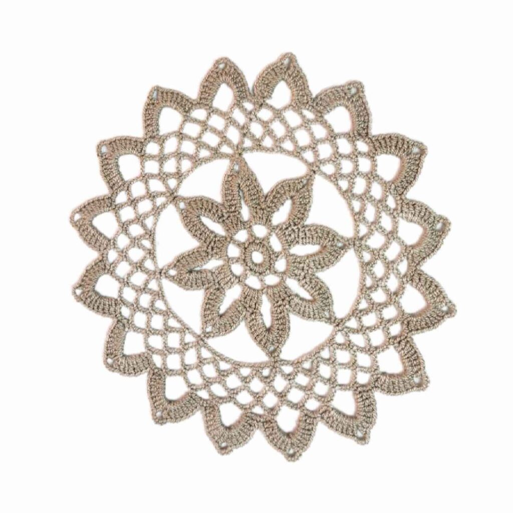 Nappe en crochet fait main avec design floral chic et luxueux en crème